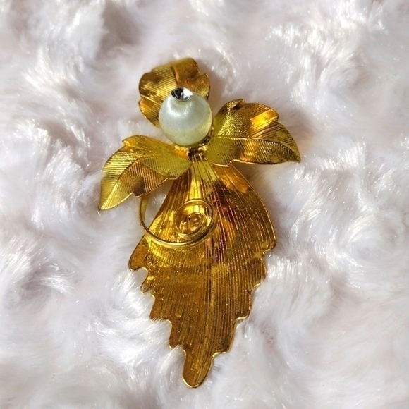 𝅺VINTAGE gold tone flower leaf brooch with clear stone - Picture 1 of 6